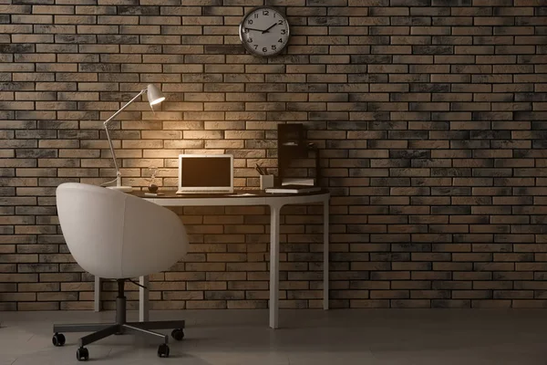 Bekväm arbetsplats med laptop på bord — Stockfoto
