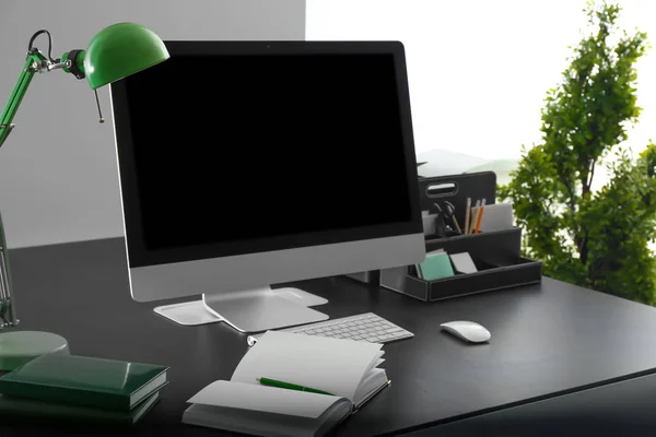 Kényelmes munkahelyi számítógép asztal — Stock Fotó