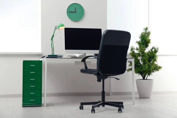 Komfortabler Arbeitsplatz mit Computer auf dem Tisch — Stockfoto