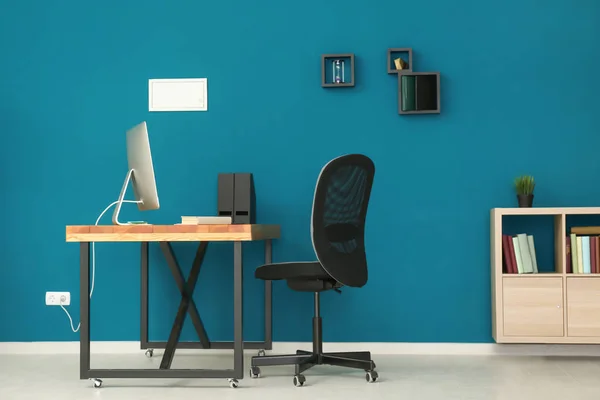 Bekväm arbetsplats med dator i tabell — Stockfoto