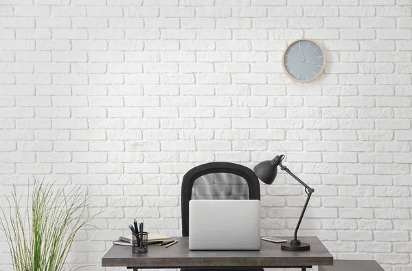 Bekväm arbetsplats med laptop på bord — Stockfoto