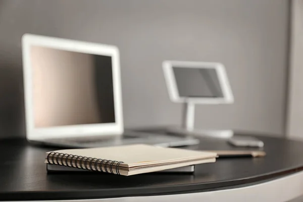 Wygodne miejsce pracy notebooka na stole — Zdjęcie stockowe
