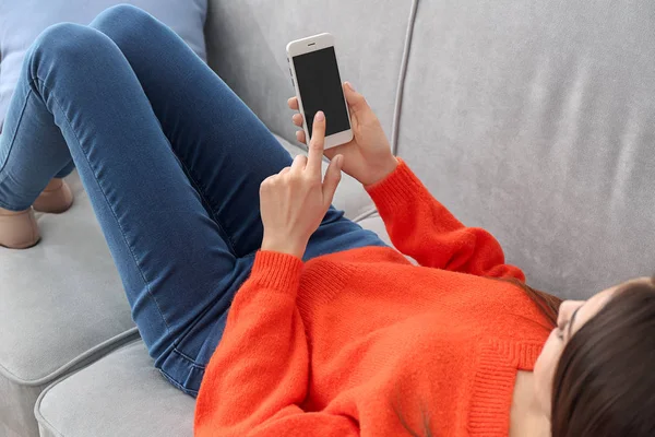 Giovane donna che utilizza il telefono a casa — Foto Stock