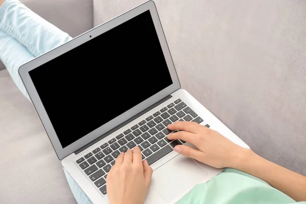 Young woman using laptop at home — Stock Photo, Image