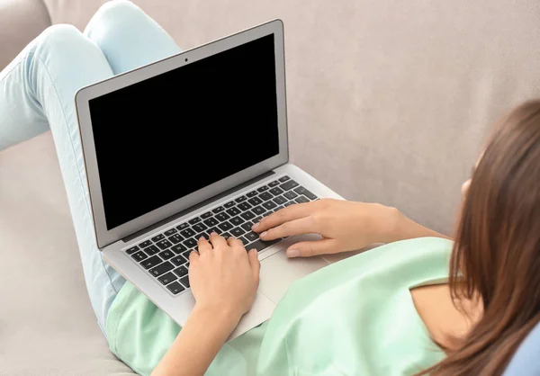 Young woman using laptop at home — Stock Photo, Image