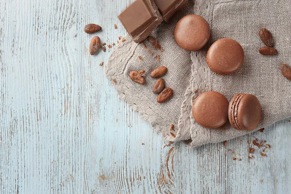 나무 배경에 맛 있는 초콜릿 macarons 평면 위치 구성 — 스톡 사진