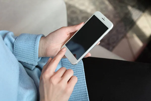 Woman using mobile phone indoors — Stock Photo, Image