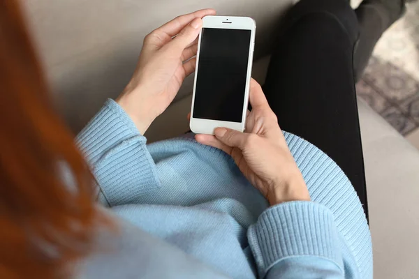 Woman using mobile phone indoors — Stock Photo, Image