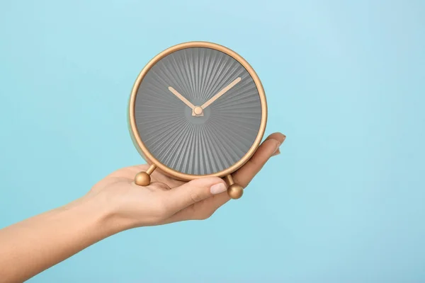 여자 색상 배경에 알람 시계를 들고입니다. 시간 관리 개념 — 스톡 사진