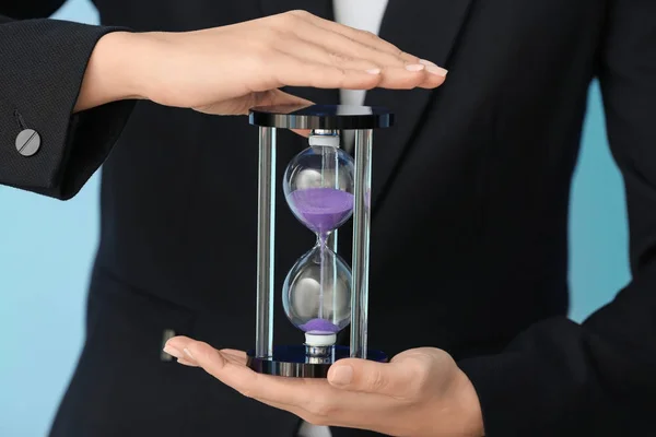 Woman holding hourglass, closeup. Time management concept — Stock Photo, Image