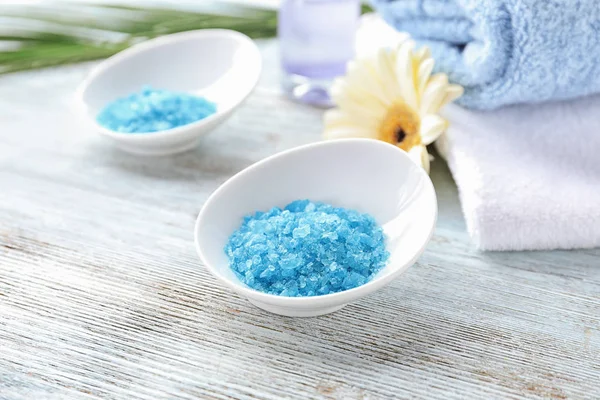 Bowl with sea salt on table in spa salon — Stock Photo, Image