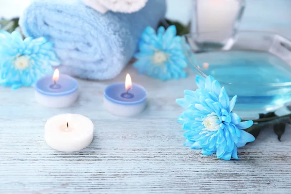 Hermosa composición de spa con velas y flores sobre fondo de madera — Foto de Stock