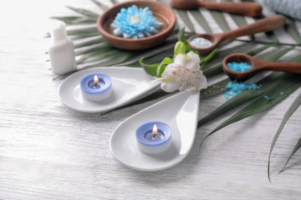 Hermosa composición de spa con velas sobre fondo de madera — Foto de Stock