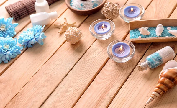 Hermosa composición de spa con sal marina, conchas y velas en la mesa de madera — Foto de Stock