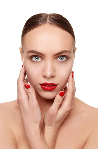 Porträtt av ung kvinna med vackra professionell makeup på vit bakgrund — Stockfoto