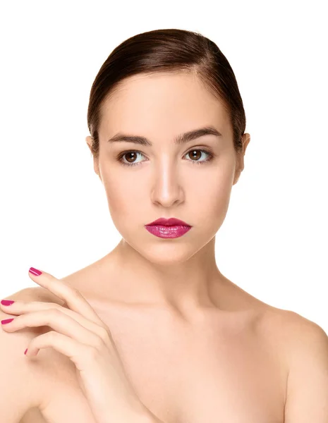 Retrato de jovem com bela maquiagem profissional em fundo branco — Fotografia de Stock