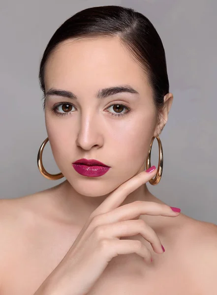 Retrato de mujer joven con hermoso maquillaje profesional sobre fondo gris —  Fotos de Stock