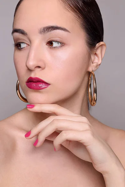 Портрет молодой женщины с красивым профессиональным макияжем на сером фоне — стоковое фото