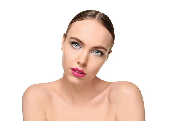 Portret młodej kobiety z pięknym profesjonalny makijaż na białym tle — Zdjęcie stockowe