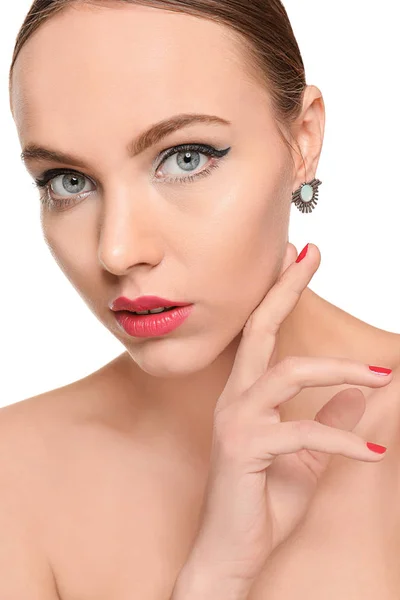 Portret van een jonge vrouw met mooie professionele make-up op witte achtergrond, close-up — Stockfoto