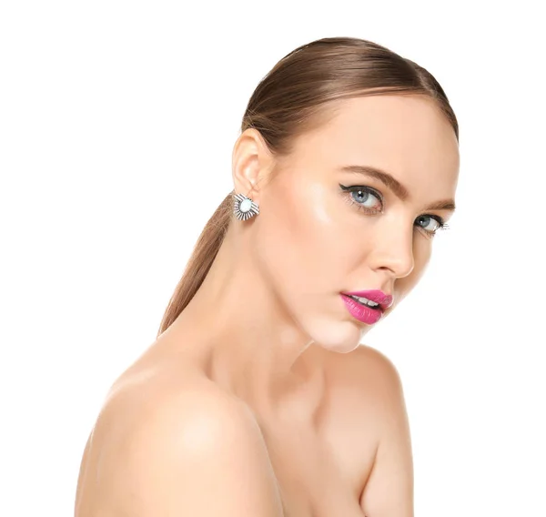 Retrato de jovem com bela maquiagem profissional em fundo branco — Fotografia de Stock