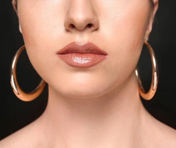 Jonge vrouw met mooie professionele make-up op zwarte achtergrond, close-up — Stockfoto