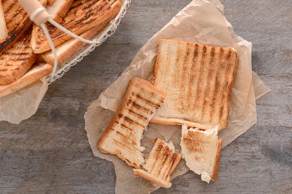 Νόστιμο φρυγανισμένο ψωμί σε ξύλινα φόντο, το top view — Φωτογραφία Αρχείου