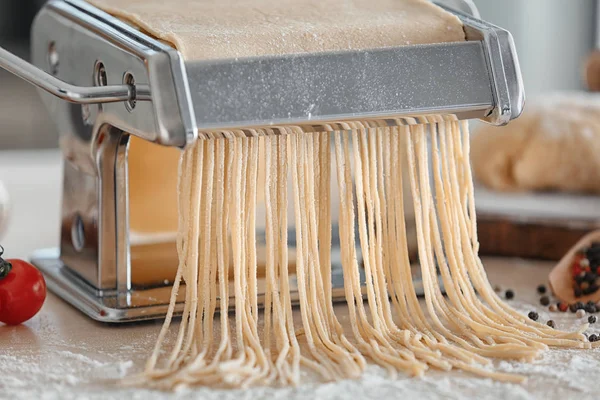 Pastamachine op keukentafel — Stockfoto
