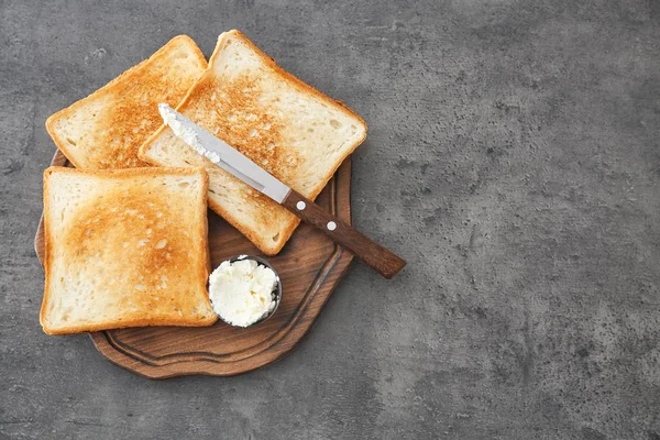 Φρυγανισμένο ψωμί με τυρί κρέμα σε ξύλινη σανίδα — Φωτογραφία Αρχείου