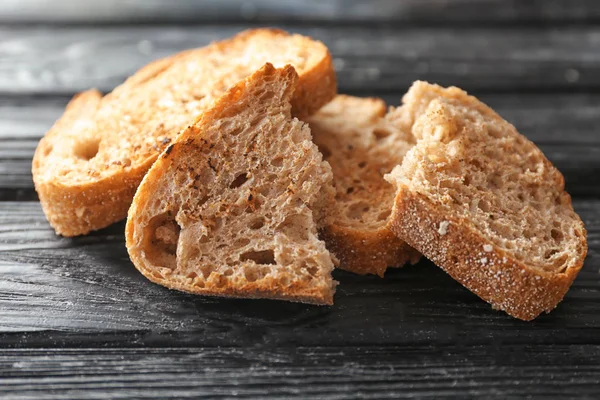 Pan tostado sobre mesa de madera — Foto de Stock