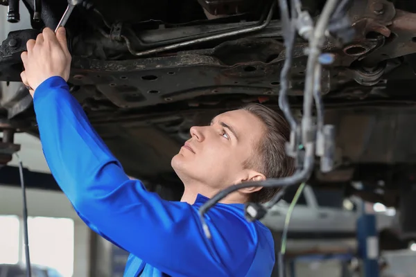 Male mechanic fixing car in service center — Stock Photo, Image