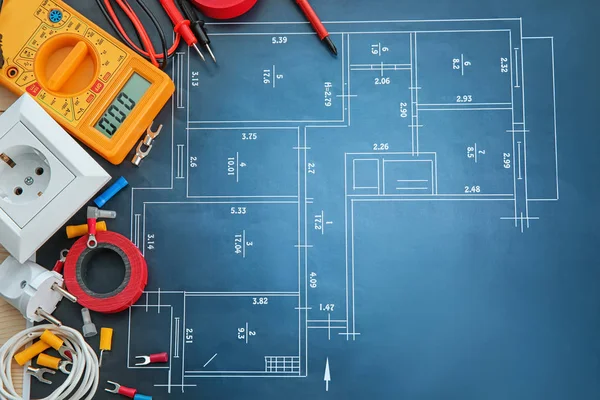 Flache Lagekomposition mit elektrischen Werkzeugen auf Hausplan — Stockfoto