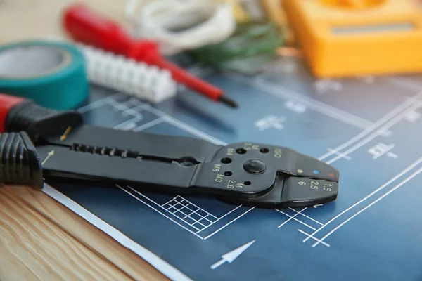 Diversi strumenti elettrici sul piano di casa, primo piano — Foto Stock