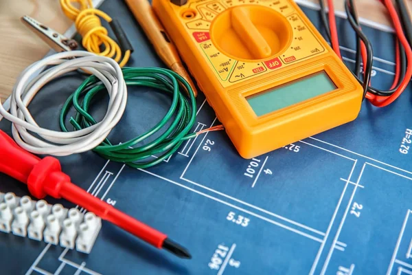 Diversi strumenti elettrici sul piano di casa, primo piano — Foto Stock