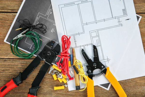 Composição de leigos planos com ferramentas elétricas e planos de casa em fundo de madeira — Fotografia de Stock