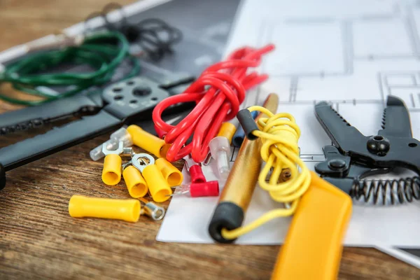 Ferramentas elétricas e plano de casa na mesa de madeira — Fotografia de Stock