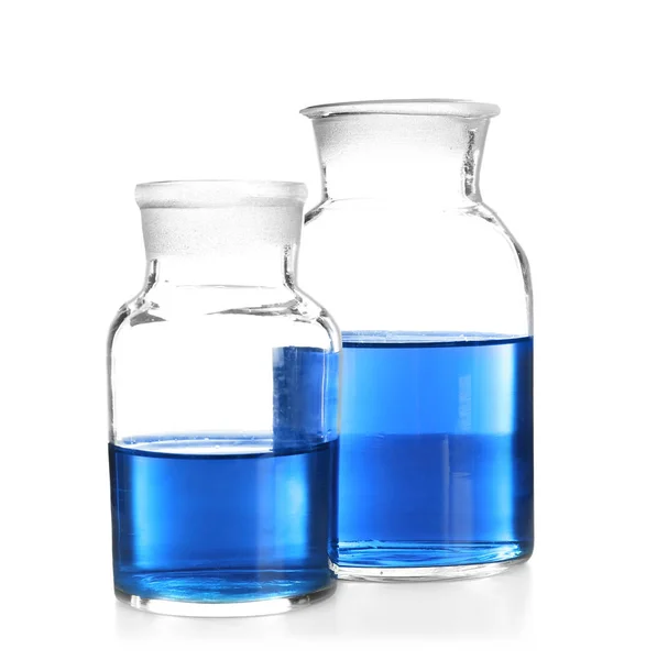Vidros químicos com líquido azul sobre fundo branco — Fotografia de Stock