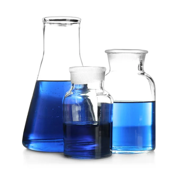 Vidros químicos com líquido azul sobre fundo branco — Fotografia de Stock