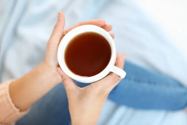 Jonge vrouw drinken thee, close-up — Stockfoto