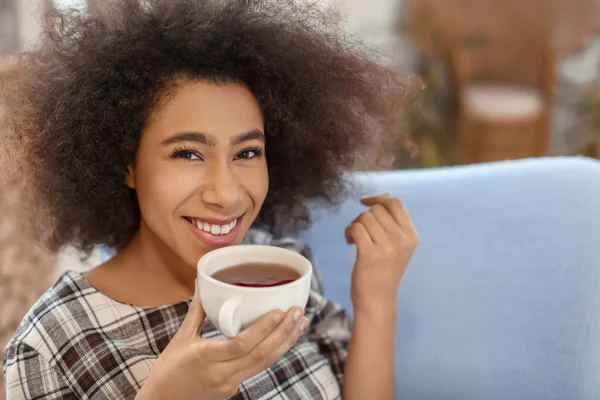 Mulher afro-americana bonita bebendo chá em casa — Fotografia de Stock