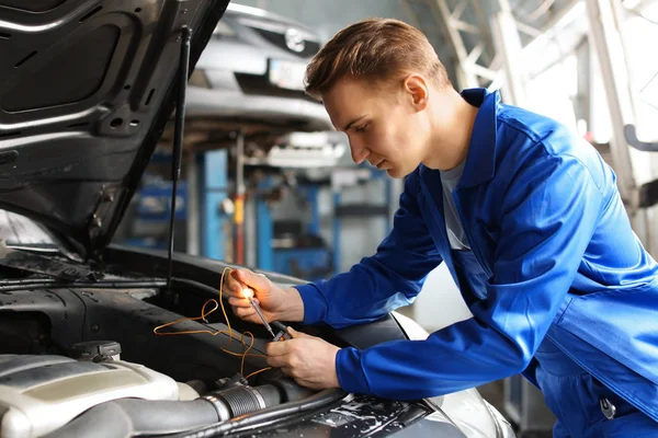Mechanik mężczyzna badanie samochodu w centrum obsługi — Zdjęcie stockowe