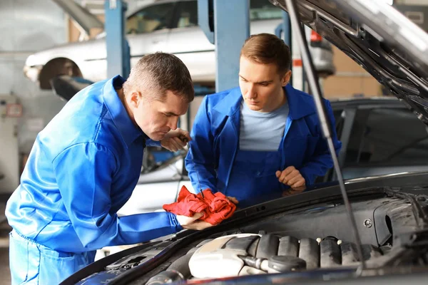 Mechanika mężczyzna naprawianie samochodu w centrum obsługi — Zdjęcie stockowe