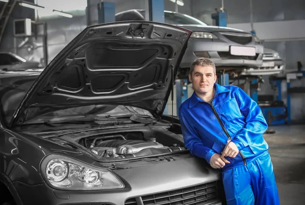 Retrato de mecánico masculino cerca del coche en el centro de servicio — Foto de Stock