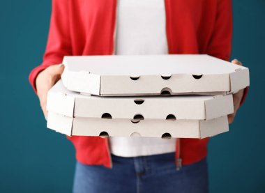 Karton pizza kutuları renk arka plan üzerinde olan kadın. Gıda dağıtım hizmeti