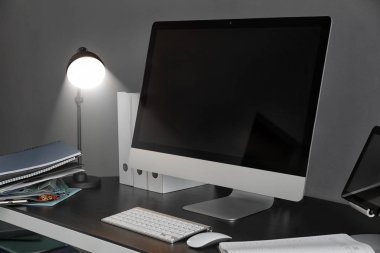 Tablo üzerindeki bir bilgisayarla şık işyeri