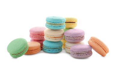 Beyaz zemin üzerine lezzetli renkli macarons