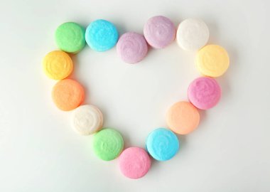 Beyaz zemin üzerine lezzetli macarons ile yapılan kalp