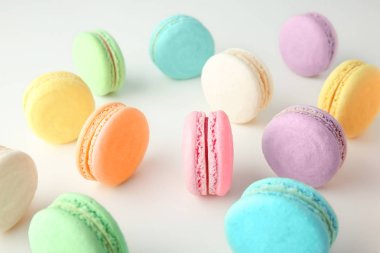 Beyaz zemin üzerine lezzetli renkli macarons