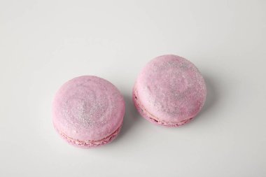 Beyaz zemin üzerine lezzetli macarons