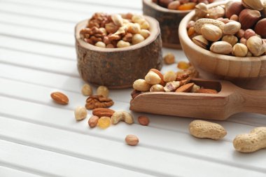 Kase ve ahşap masa üzerinde çeşitli lezzetli fındık ile Kepçe